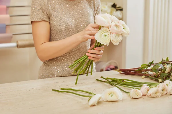 Teilansicht Des Blumenhändlers Der Einen Strauß Weißer Pfingstrosen Arbeitsplatz Herstellt — Stockfoto