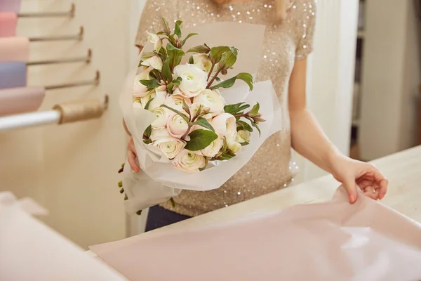 Partial View Florist Holding Bouquet White Peonies — Stock Photo, Image