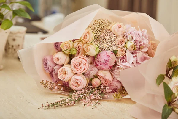 Bouquet Roses Peonies Table — Stock Photo, Image