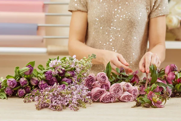 Vista Cortada Florista Fazendo Buquê Tulipas Peônias Lilás — Fotografia de Stock