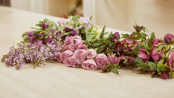 Lila Tulpen Pfingstrosen Und Flieder Auf Der Oberfläche Blumenladen — Stockfoto