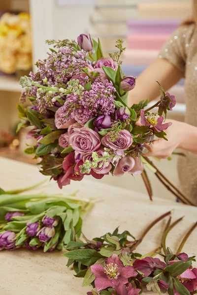 Lale Peonies Leylak Işyerinde Buket Yapma Kadın Görünümünü Kırpılmış — Stok fotoğraf