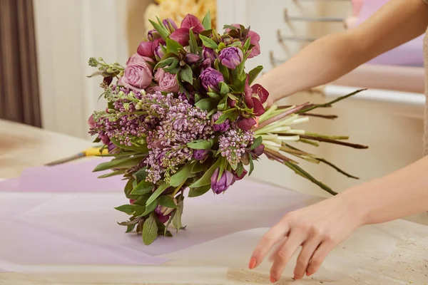 Vista Cortada Florista Embrulho Buquê Tulipas Peônias Lilás — Fotografia de Stock