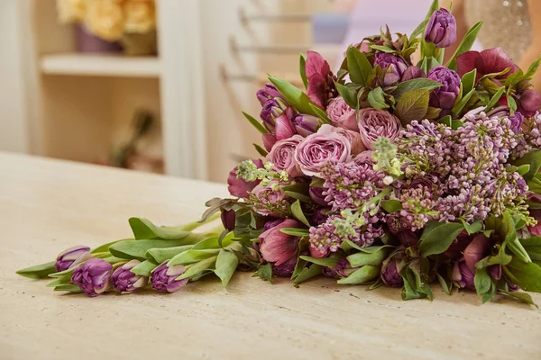 紫色郁金香 牡丹和丁香在表面的选择性聚焦 — 图库照片