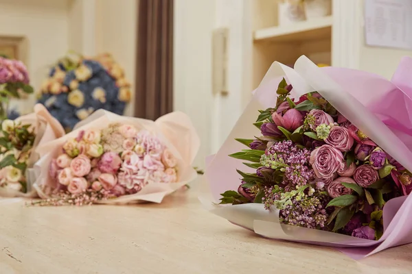 Selektiver Schwerpunkt Des Bouquets Von Tulpen Pfingstrosen Und Flieder — Stockfoto
