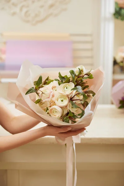 Visão Parcial Florista Segurando Buquê Peônias Brancas — Fotografia de Stock