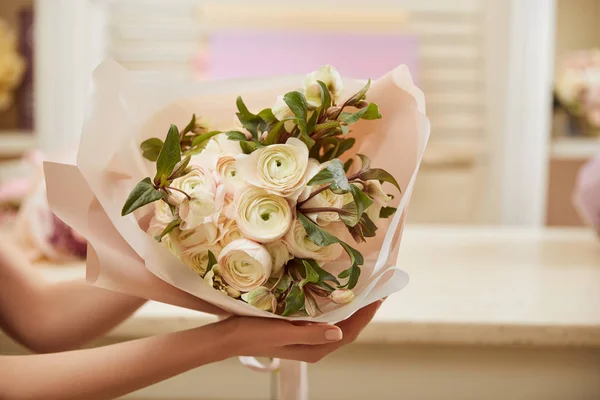 Partial View Florist Holding Bouquet White Peonies Workplace — Stock Photo, Image