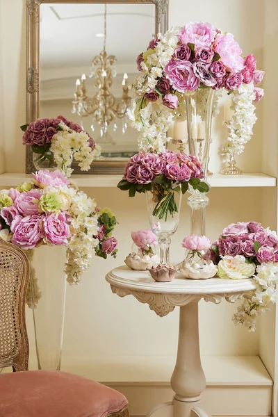 Intérieur Chambre Avec Chaise Miroir Fleurs Dans Des Vases Verre — Photo
