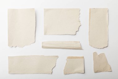 yırtık dokulu kağıt üzerinde beyaz izole Üstten Görünüm 