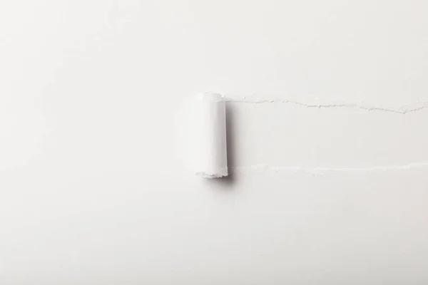 Carta Strappata Con Bordo Arrotolato Sfondo Bianco — Foto Stock