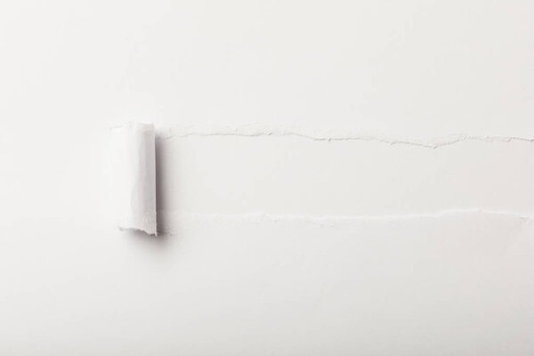 рваная бумага с краем и копировальное пространство на белом фоне
