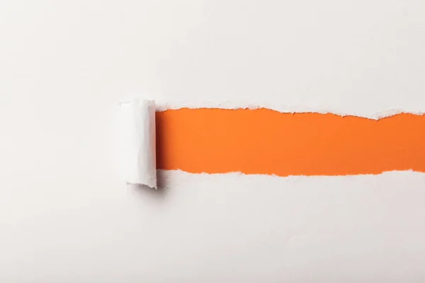 Papel Blanco Desgarrado Con Borde Enrollado Sobre Fondo Naranja — Foto de Stock