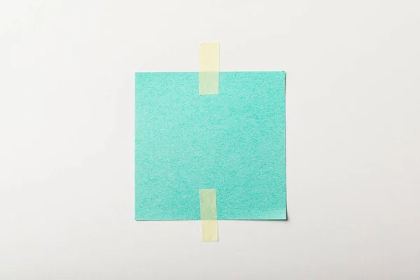 Carta Bianca Turchese Con Nastro Adesivo Sfondo Bianco — Foto Stock