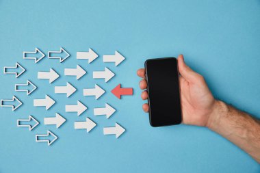 smartphone mavi zemin üzerine beyaz ok karşısında kırmızı yatay işaretçi üzerinde tutan adamın kırpılmış görünümü