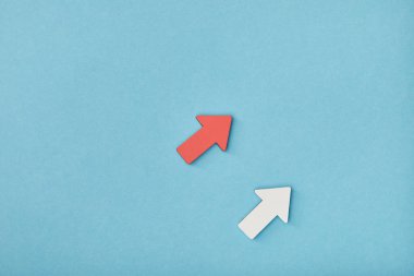 mavi arka plan üzerinde kırmızı ve beyaz çapraz ok Üstten Görünüm