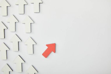 gri arka plan üzerinde beyaz işaretçiler yakın kırmızı ok, üstten görünüm