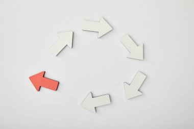 gri arka plan üzerinde beyaz işaretçilerle daire içinde kırmızı ok Üstten Görünüm