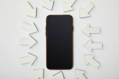 gri arka plan üzerinde beyaz işaretçilerle elips smartphone'un Üstten Görünüm
