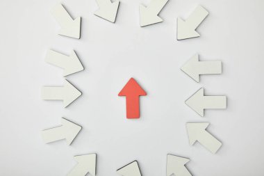 gri arka plan üzerinde beyaz işaretçiler ile yapılan elips içinde kırmızı ok Üstten Görünüm