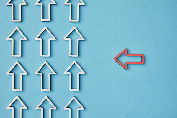 вид сверху горизонтальной красной стрелки, указывающей на строки вертикальных указателей на синем фоне
