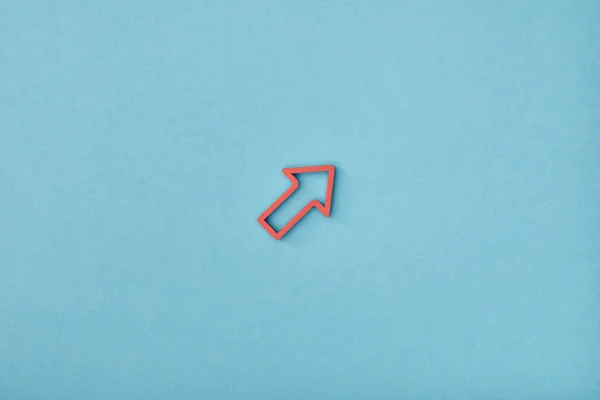 Mavi Arka Plan Üzerinde Kırmızı Çapraz Çerçeve Işaretçisinin Üstten Görünüm — Stok fotoğraf
