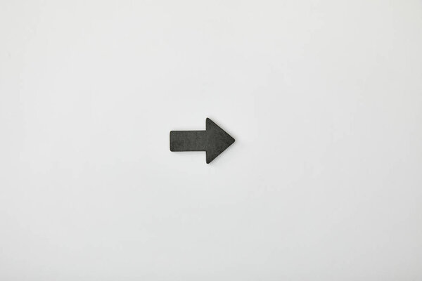 верхний вид черного горизонтального указателя на сером фоне
