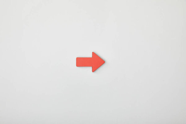 вид сверху на красный горизонтальный указатель на сером фоне
