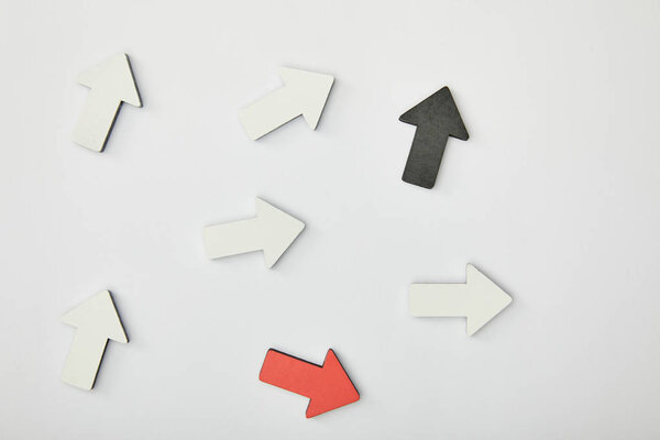 вид сверху на красный, черно-белый указатели на сером фоне
