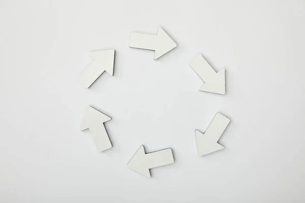 Top View White Arrows Circle Grey Background — Stock Photo, Image