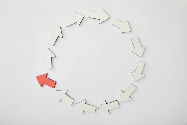 Top View Circle White Pointers Red Arrow Grey Background — Stock Photo, Image