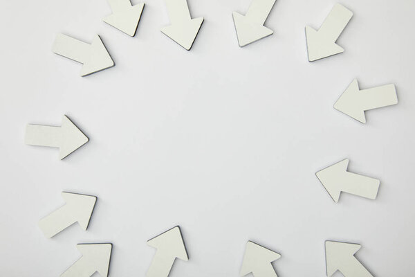 верхний вид круга с белыми указателями на сером фоне
