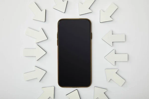Gri Arka Plan Üzerinde Beyaz Işaretçilerle Elips Smartphone Üstten Görünüm — Stok fotoğraf