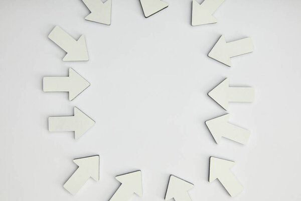 вид сверху эллипса с белыми указателями на сером фоне
