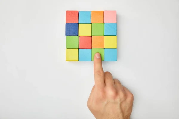 Vue Recadrée Main Masculine Cubes Multicolores Sur Fond Gris — Photo