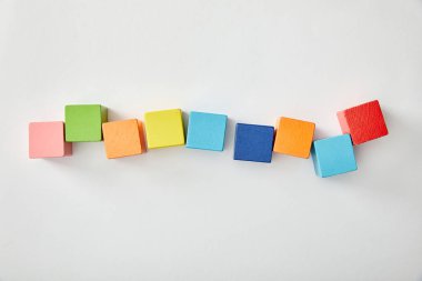 Üstten Görünüm çok renkli küpler gri arka plan üzerinde düzenlendiği