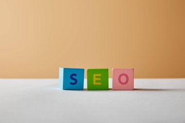 çok renkli bloklar beyaz masa ve bej renkli arka plan üzerinde SEO yazı yapılmış
