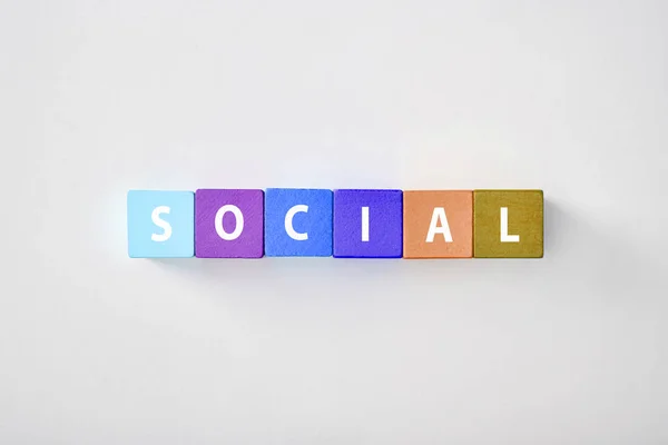 Bovenaanzicht Van Sociale Gemaakt Van Veelkleurige Kubussen Grijze Achtergrond — Stockfoto