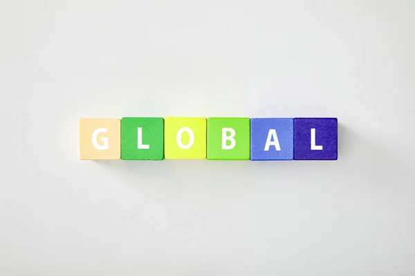 Вид Зверху Глобальний Різнокольорових Кубиків Сірому Фоні — стокове фото