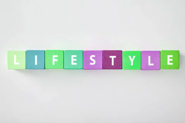 Ansicht Von Lifestyle Schriftzug Aus Bunten Blöcken Auf Grauem Hintergrund — Stockfoto