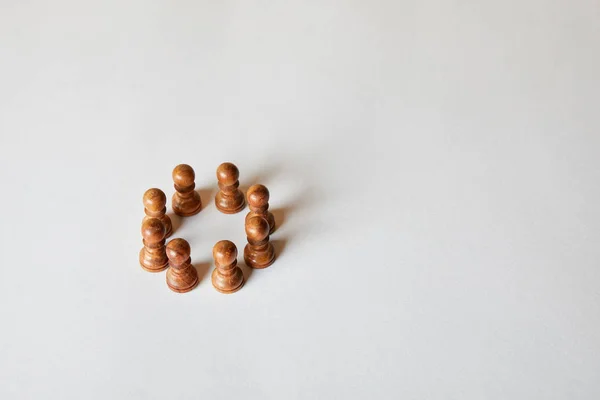灰色の背景の上でチェスの木製ポーン作品 — ストック写真