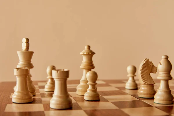 Ξύλινα Σκάκι Στο Σκάκι Σκάφους Και Μπεζ Φόντο — Φωτογραφία Αρχείου