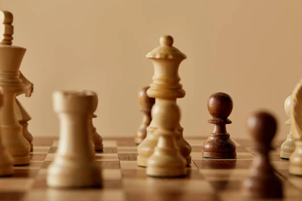 Selektiv Fokus För Schackpjäser Chess Board Och Beige Bakgrund — Stockfoto