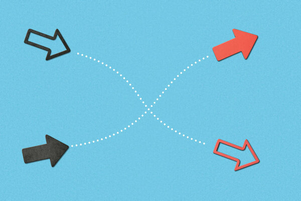 вид сверху на белый и красный указатели на синем обозначенном фоне
