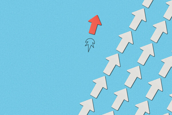 верхний вид красной стрелки и диагональных рядов с белыми указателями на синем отмеченном фоне
