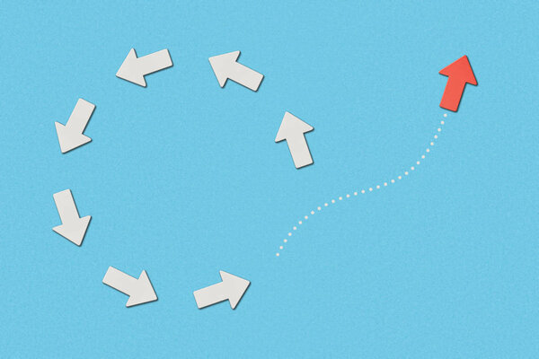 вид сверху на красный указатель и белые стрелки по кругу на синем обозначенном фоне
