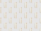 svisle umístěny bambusové kartáčky a zubní pastu do zkumavek na šedém pozadí, vzor bezešvé pozadí