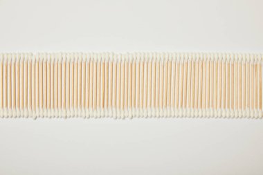 Beyaz arka plan üzerinde yatay olarak düzenlendiği pamuk kulak sopa Üstten Görünüm