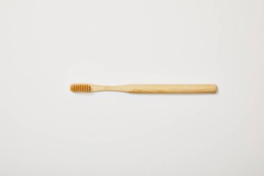 Beyaz arka plan üzerinde bambu diş fırçasının Üstten Görünüm