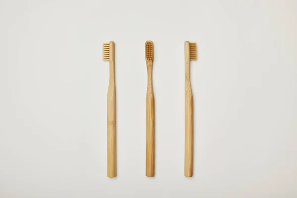 Ansicht Von Bambus Zahnbürsten Auf Weißem Hintergrund — Stockfoto