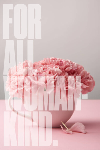 розовые гвоздичные цветы в чашке на сером фоне с для всех женщин вид надписи
